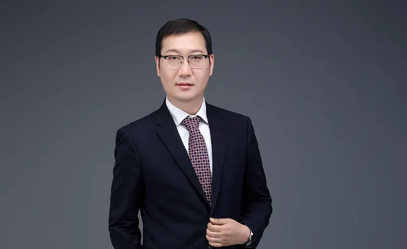 6376929076697084731576613