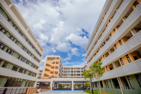 6382279053406081394338885